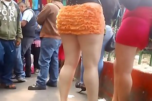 Milf nalgona en miniflada