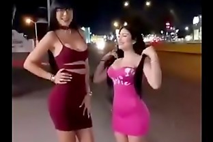 Dos putas se desnudan en publico