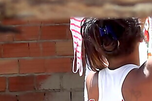 Gata da favela pendurando roupa no varal !