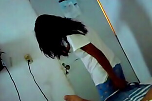Esto es lo que pasa cuando el marido se va al trabajo pero regresa porque es festivo. Nena infiel: LE GUSTA POR EL CULO y se mete al cuarto de su amigo para darle sentones.