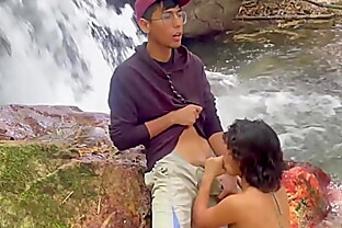 Le doy la mejor follada de su vida en la selva a linda chica desconocida a cambio de darle posada.