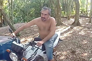 Carro estragou e o mecânico se deu bem trailer