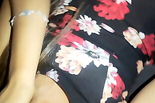 Me encuentro en el auto sola y con ganas, me toco la vagina que rico me mojo si verga