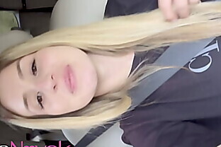 Loira peituda pensou que ia colher flores, mas o boy tinha outros planos, ele plantou o pau na rosinha dela e ainda regou com leitinho