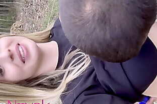 Loira peituda pensou que ia colher flores, mas o boy tinha outros planos, ele plantou o pau na rosinha dela e ainda regou com leitinho