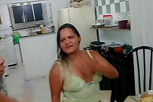 Hora da pizza na casa de el Toro de oro e Paty bumbum bombomd4 atendendo o motoboy de lingerie e Bruxo Fire gravando tudo