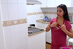 23 years old babe Nerea bangs the plumber for a free repair