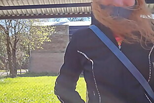 Pendeja es levantada en la calle y recibe propuesta para follar en una página web porno conocida