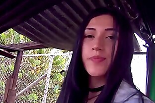 CARNE DEL MERCADO - Colombiana morena Lola Puentes recogida y follada en cuchara