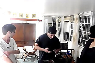 LA PAREJA NO PUDO PAGAR EL ALQUILER Y LA DUEÑA LES COBRA CON SEXO