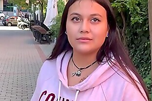 Una inocente jovencita se deja follar por dinero