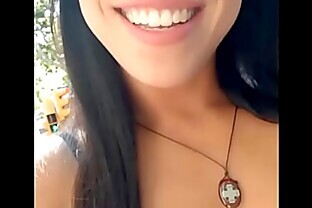 Novinha safada gozando no meio do parque público em Barcelona !