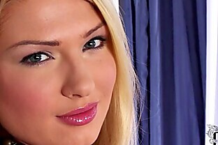 Bodacious Lucy Heart Fills Her Fanny With A Gold Butt Plug