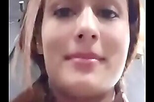 Latina fitness se corre en baño de gym