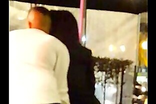 Masturbando a mi novia en el restaurante