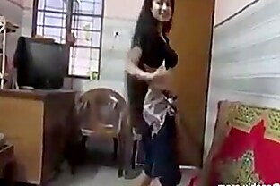 Desi Hot Indian College girl Shaking Boobs Dance in Desi Bollywood Song -