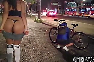 Putita Chilanga en busca de clientes afuera de la Biblioteca Vasconcelos Amateur