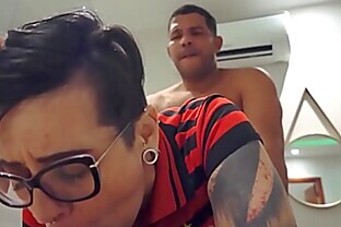 Meu marido me apostou com dois amigos e adorei pagar a dívida dele. E ainda levei leite na cara! Com Leo Ogro (Completo no RED) - Prod: Universo Amador
