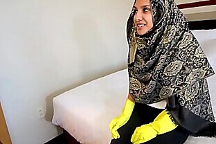"Hijab Room Service" فتاة مراهقة عربية Shy 18yo Arab teen maid brings extra pillows and gets stuffed with big black cock. Hardcore taboo arab teen interracial fucking on theshimmyshow episode 51 TRAILER ft Jasmine Angel