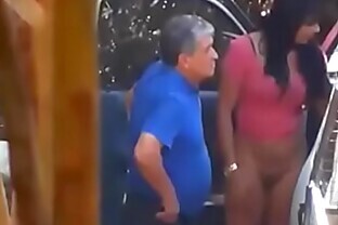 El gordo que maneja una guagua se coje a esta zorra a escondida