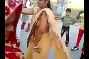 Indian-Aunty-in-Dance-Look 60 sec
